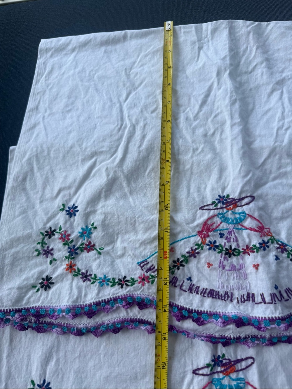 Hand-Embroidered VTG Pillowcase Set - Picture 4 of 8